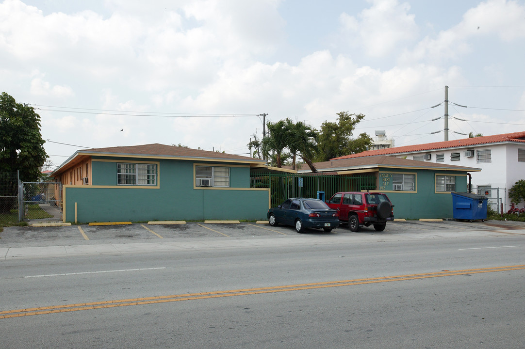 182 W 9th St in Hialeah, FL - Foto de edificio