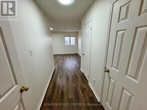 594 Courtney Valley Rd in Mississauga, ON - Building Photo - Building Photo