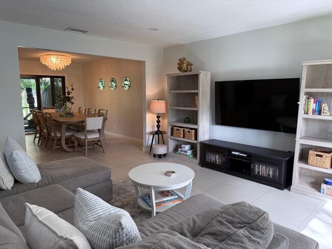 1088 Raintree Dr in Palm Beach Gardens, FL - Foto de edificio - Building Photo