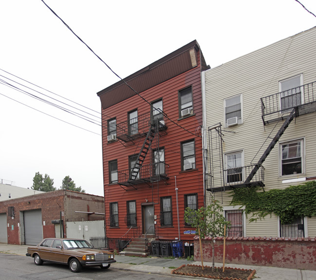 131 Dikeman St in Brooklyn, NY - Building Photo - Building Photo