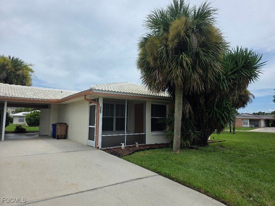 204 Oakmont Pkwy in Lehigh Acres, FL - Building Photo