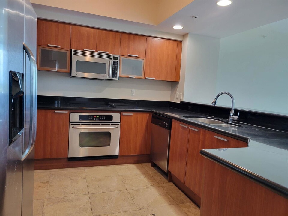 15051 Royal Oaks Ln in North Miami, FL - Building Photo