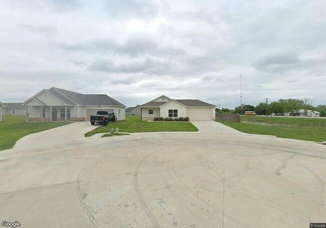 105 Macaw Ave in Schulenburg, TX - Building Photo - Building Photo