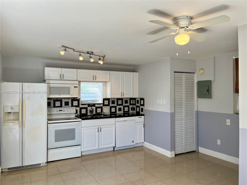 2330 Harding St in Hollywood, FL - Foto de edificio