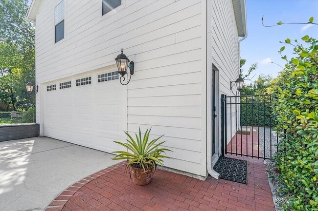 property at 1812 N Westmoreland Dr