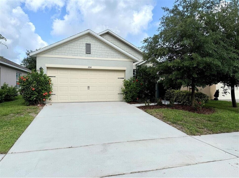 324 Charles Dr in DeLand, FL - Building Photo