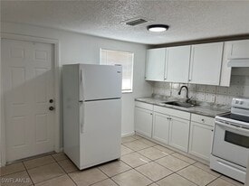 286 Lowell Ave in North Fort Myers, FL - Building Photo