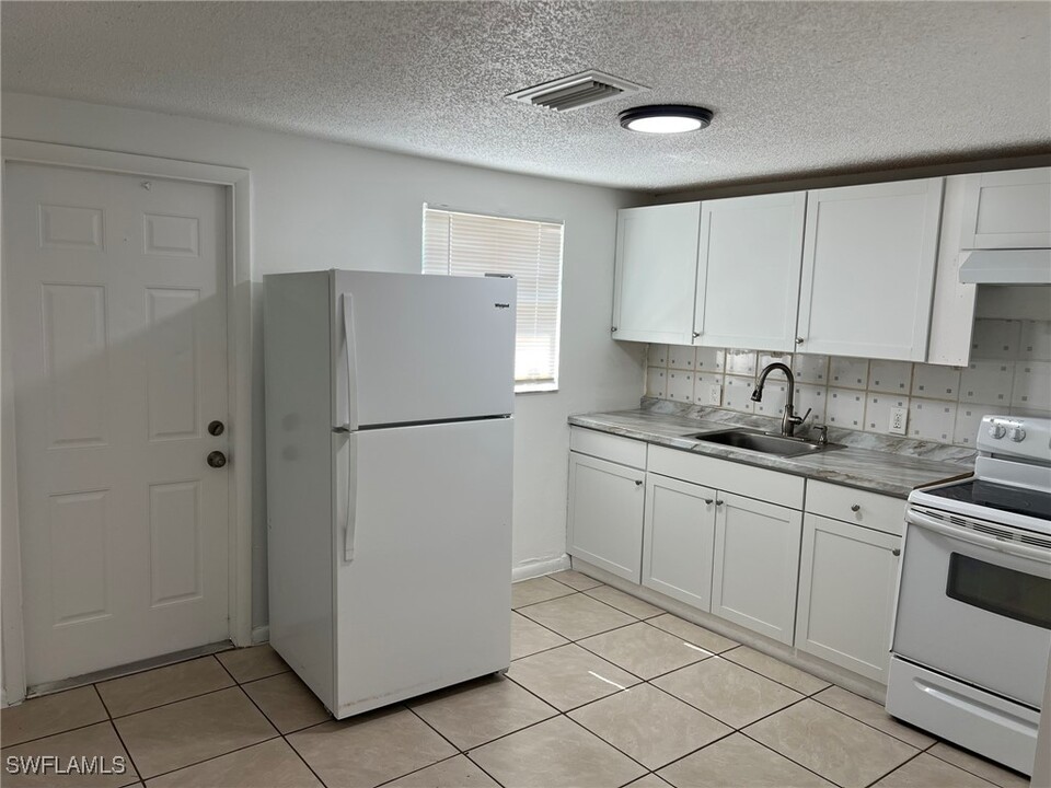 286 Lowell Ave in North Fort Myers, FL - Building Photo