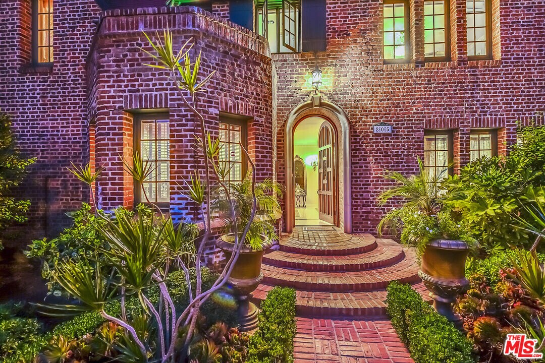 805 N Bedford Dr in Beverly Hills, CA - Building Photo