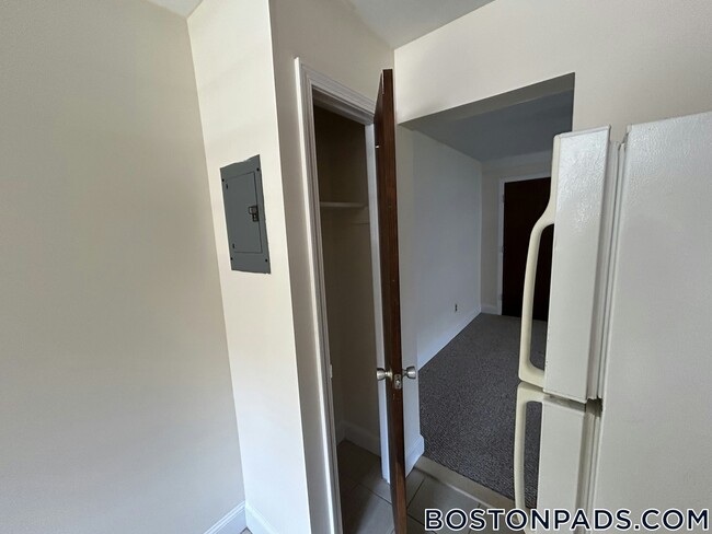 8 Brattle Dr, Unit 2 in Arlington, MA - Foto de edificio - Building Photo