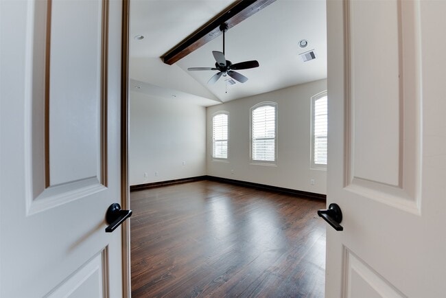 property at 905 W 22nd St