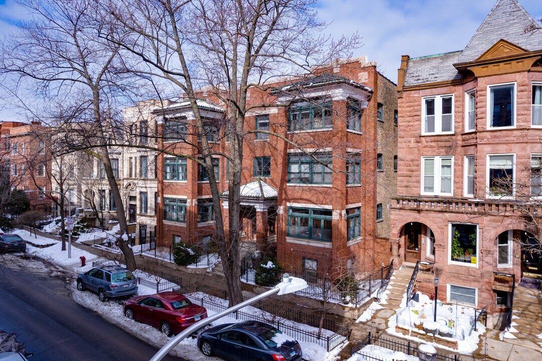 630-632 W Oakdale Ave in Chicago, IL - Building Photo