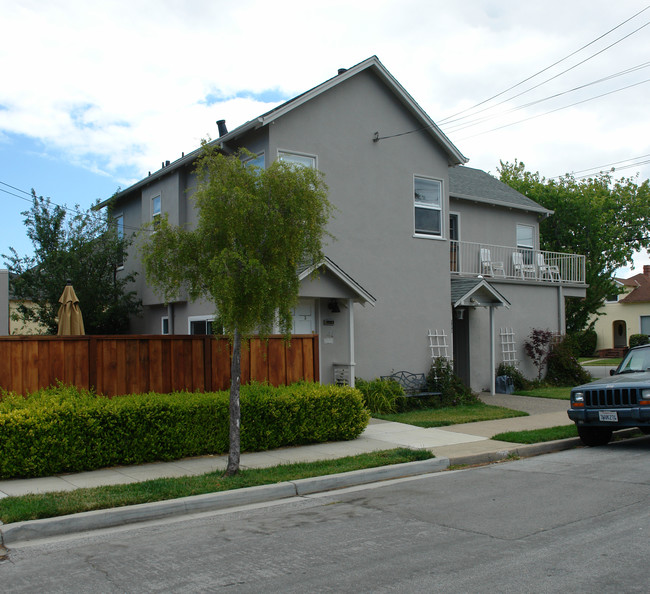 200 Channing Rd in Burlingame, CA - Foto de edificio - Building Photo