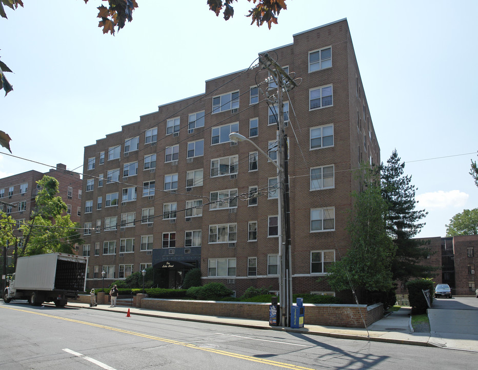 10 Lake St in White Plains, NY - Building Photo