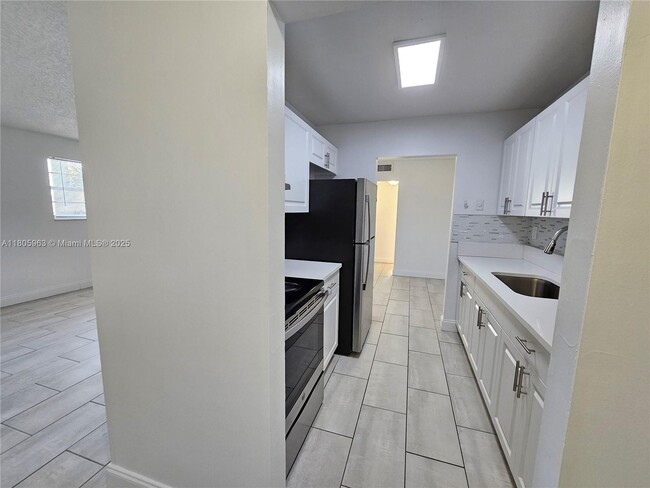 400 NE 1st St in Hallandale Beach, FL - Building Photo - Building Photo