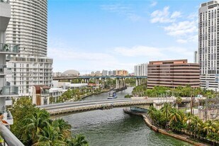 690 SW 1st Ct, Unit 1017 in Miami, FL - Building Photo