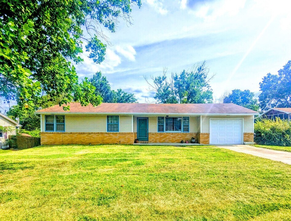 208 Sondra Ave in Columbia, MO - Building Photo