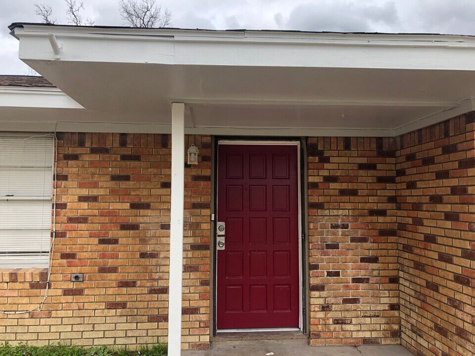 503 Willow Ave in Cleveland, TX - Building Photo