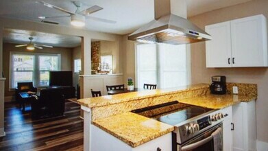 1003 Jasmine Way in Clearwater, FL - Building Photo - Building Photo