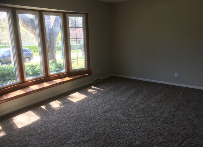 7205 Airline Ave in Urbandale, IA - Building Photo - Building Photo