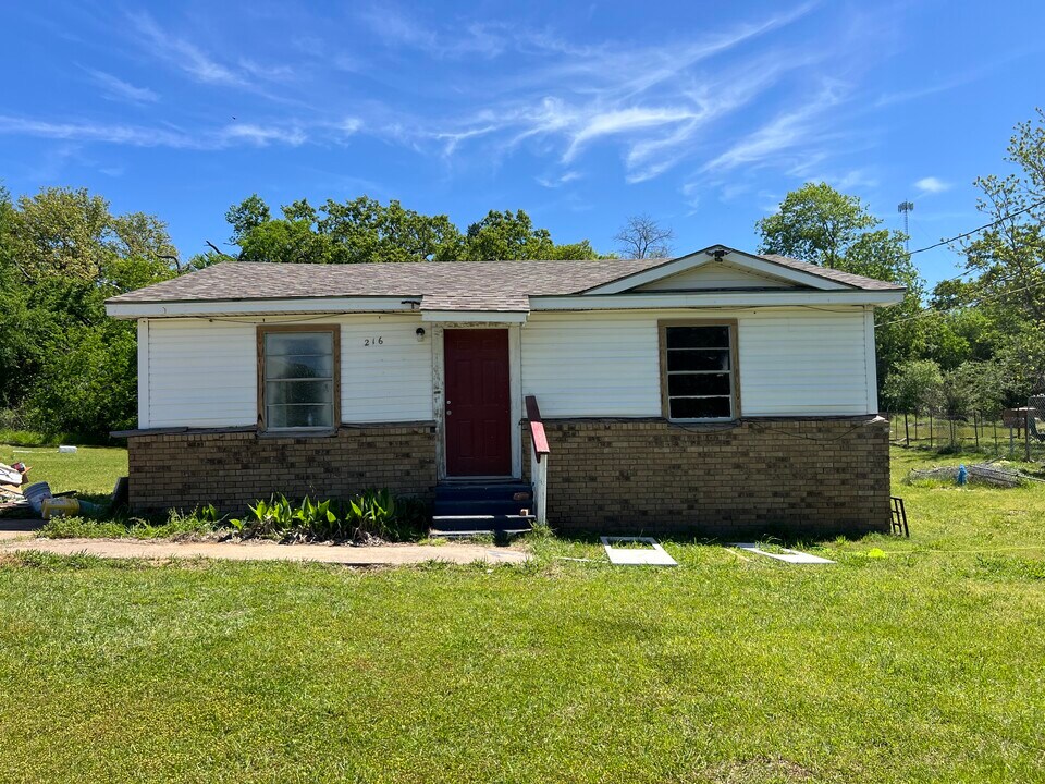 216 Creekview Ln in Malakoff, TX - Building Photo
