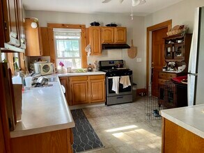 49 Bridges Ave, Unit 49 in Newton, MA - Foto de edificio - Building Photo