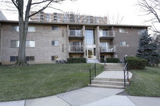 Idylwood Village West in Falls Church, VA - Foto de edificio - Building Photo