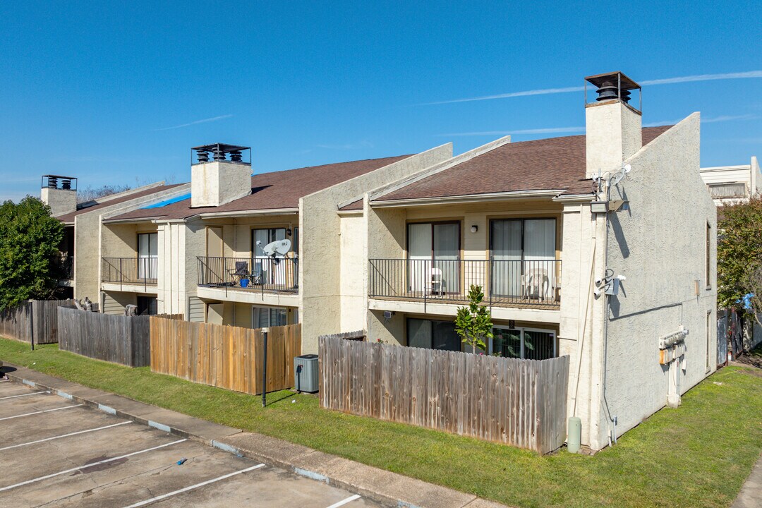Sunstream Villas in Houston, TX - Building Photo
