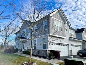 141 Meadow View Dr in Middletown, NY - Foto de edificio - Building Photo