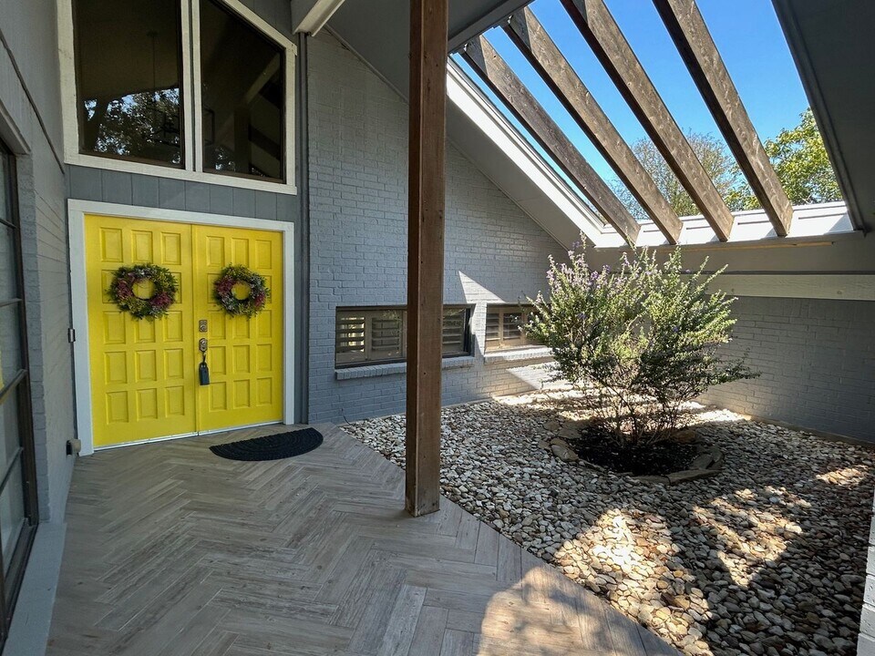 8325 Gatecrest Dr in Waco, TX - Building Photo