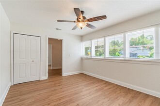 7810 N Van Dyke Plz in Tampa, FL - Building Photo - Interior Photo