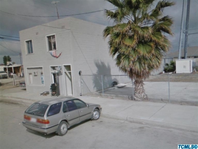 216 Compton St in Pixley, CA - Foto de edificio