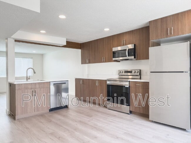 945 S Main St in Bountiful, UT - Building Photo - Building Photo