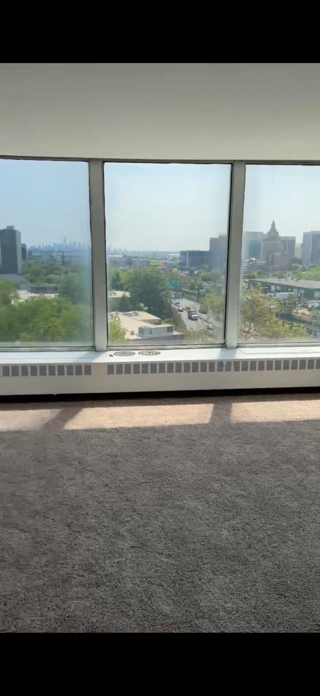 25 Clifton Ave, Unit 701 in Newark, NJ - Foto de edificio - Building Photo