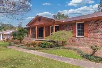 204 Lake Cir Dr in Tullahoma, TN - Foto de edificio - Building Photo