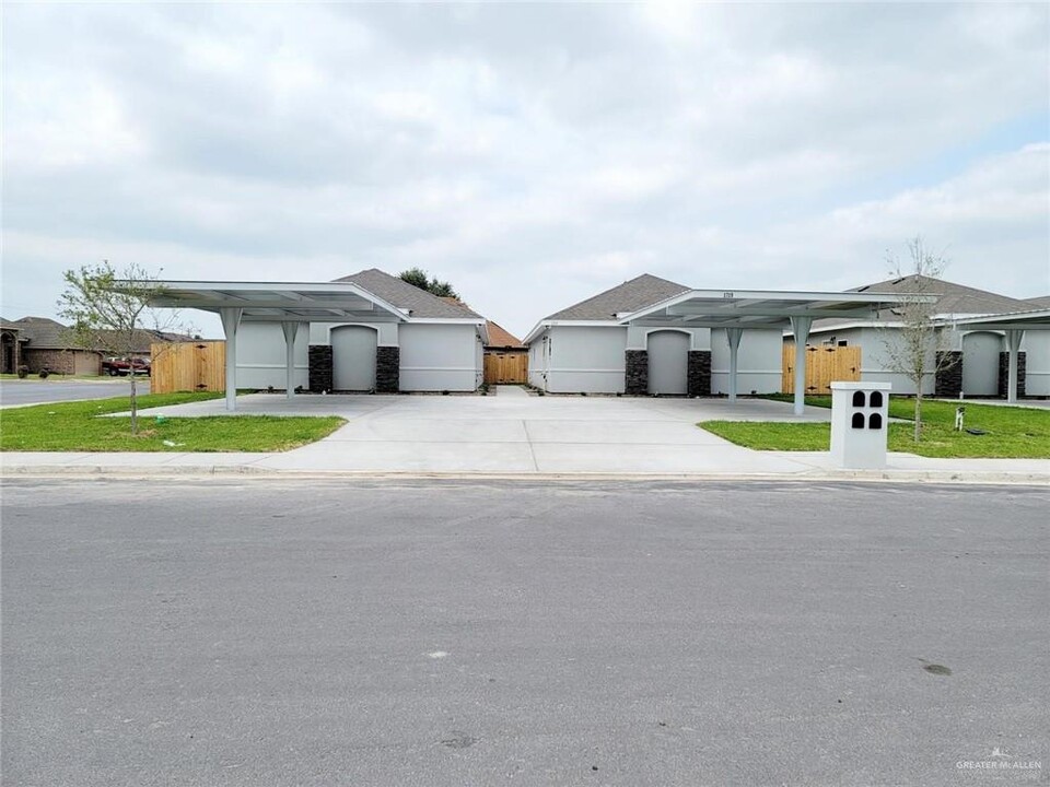 1719 Davenport St-Unit -1 in Weslaco, TX - Building Photo