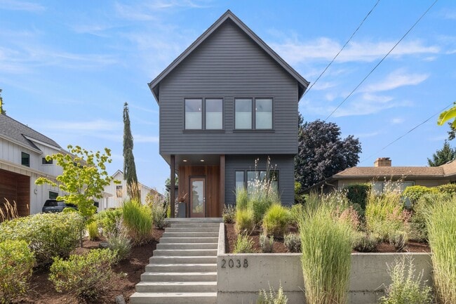 2038 NE Morgan St. A in Portland, OR - Foto de edificio - Building Photo