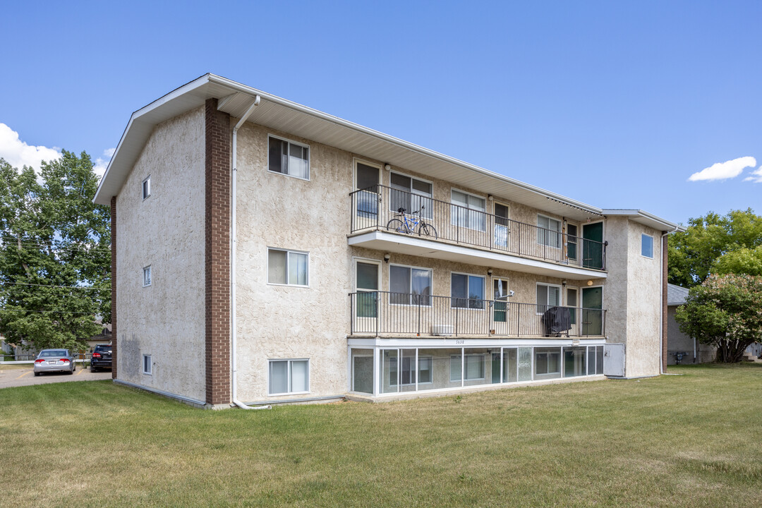 Westpark Place in Red Deer, AB - Building Photo