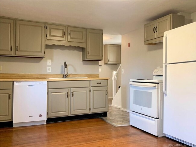 39 Damascus Rd in Branford, CT - Building Photo - Building Photo