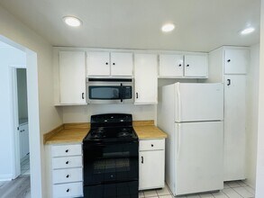 7076 Park Mesa Way in San Diego, CA - Foto de edificio - Building Photo