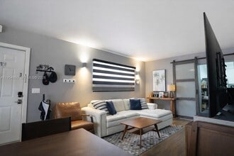 3200 Coral Springs Dr in Coral Springs, FL - Building Photo - Building Photo