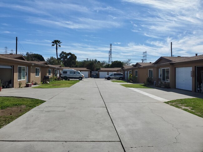 Cedar Apartments in Bellflower, CA - Building Photo - Building Photo