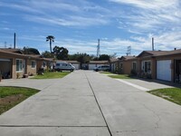 9226 Cedar St in Bellflower, CA - Foto de edificio - Building Photo