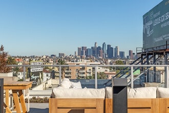 Somi in Los Angeles, CA - Foto de edificio - Building Photo