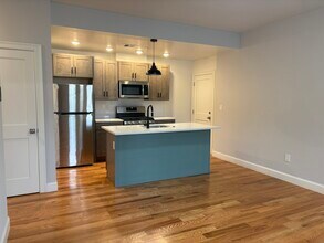 149 Crescent St, Unit 302 in Waltham, MA - Building Photo - Building Photo