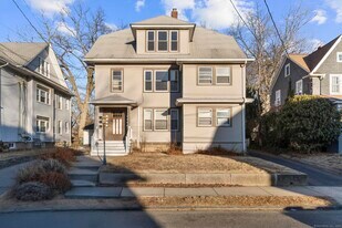 68 Woodland Ave in Bridgeport, CT - Building Photo