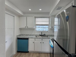 7670 SW 82nd St, Unit H215 in Miami, FL - Building Photo - Building Photo