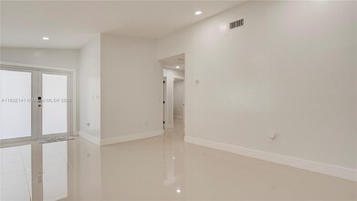 9102 NW 112th St in Hialeah, FL - Building Photo - Building Photo