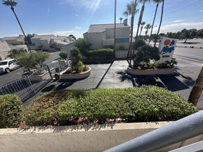 6250 W Flamingo Rd in Las Vegas, NV - Building Photo - Building Photo
