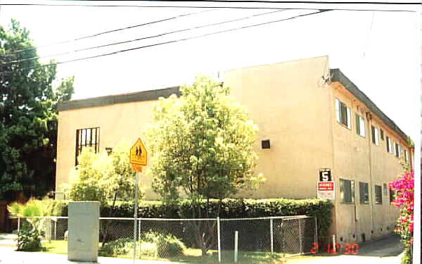 Feodor Apartments in Paramount, CA - Building Photo